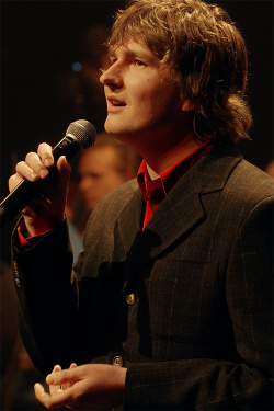 docent Tom zingt met overgave